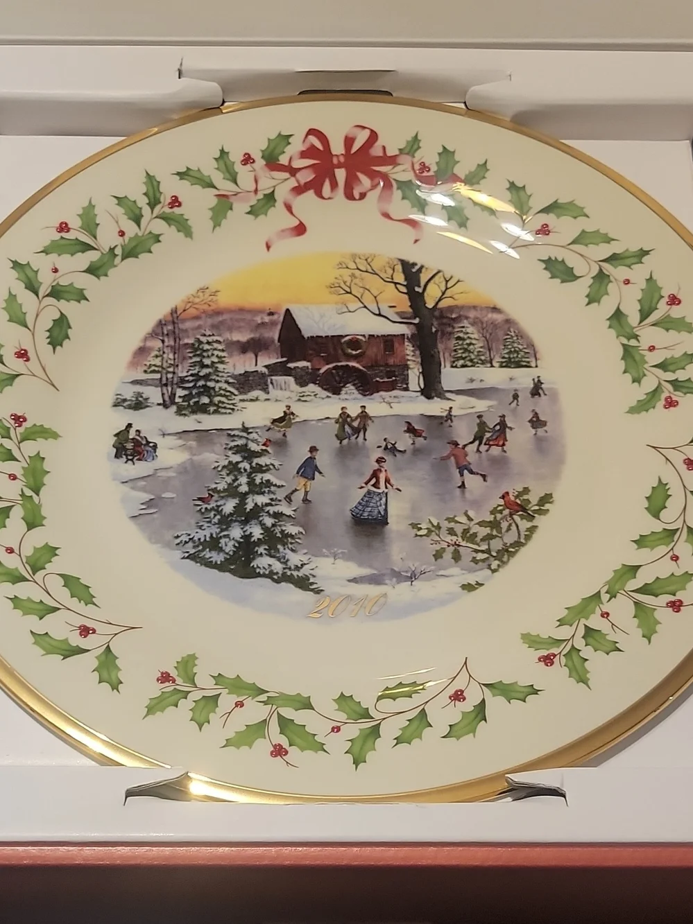 Lenox Cream and Green Holiday Collector Plate with Gold Rim